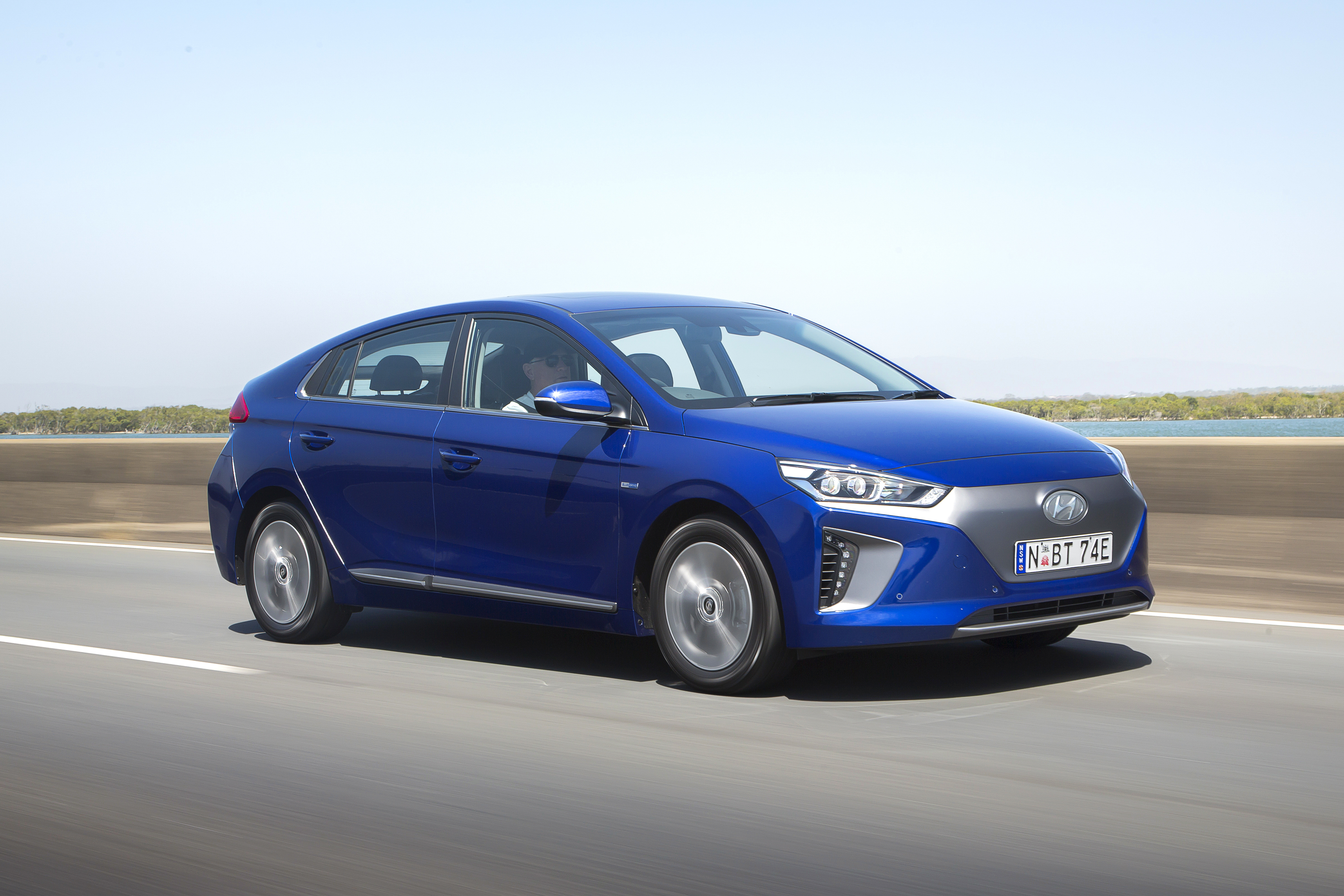 Hyundai ioniq hatch 38.3 deals kwh electric premium