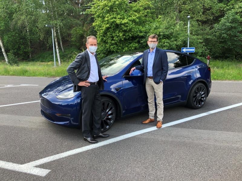 Volkswagen CEO Herbert Diess and colleague Frank Welsch with a Tesla Model Y