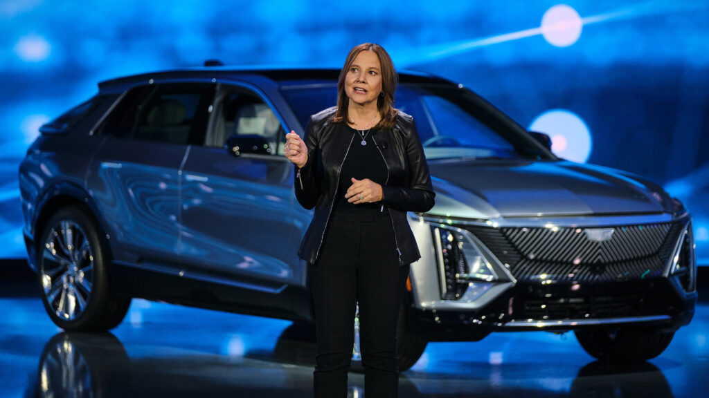 Mary Barra, présidente-directrice générale de GM, avec la Cadillac Lyriq