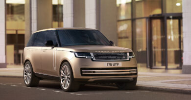 The all-new Range Rover goes on sale in Australia in mid-2022 and will be available as a PHEV. In 2024 it will also be offered as a battery electric vehicle