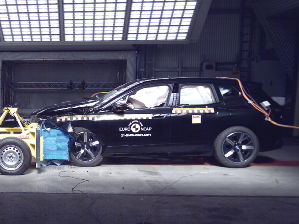 2022 BMW iX xDrive50 Sport crash test.