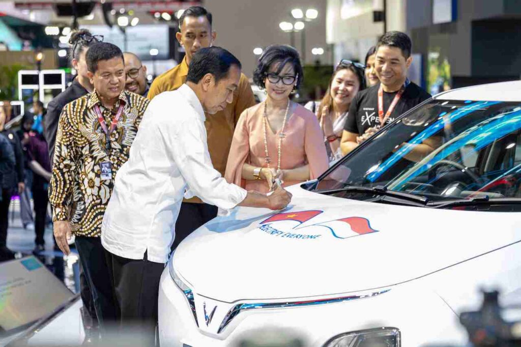 Indonesian President Joko Widodo signs a VinFast VF 5.