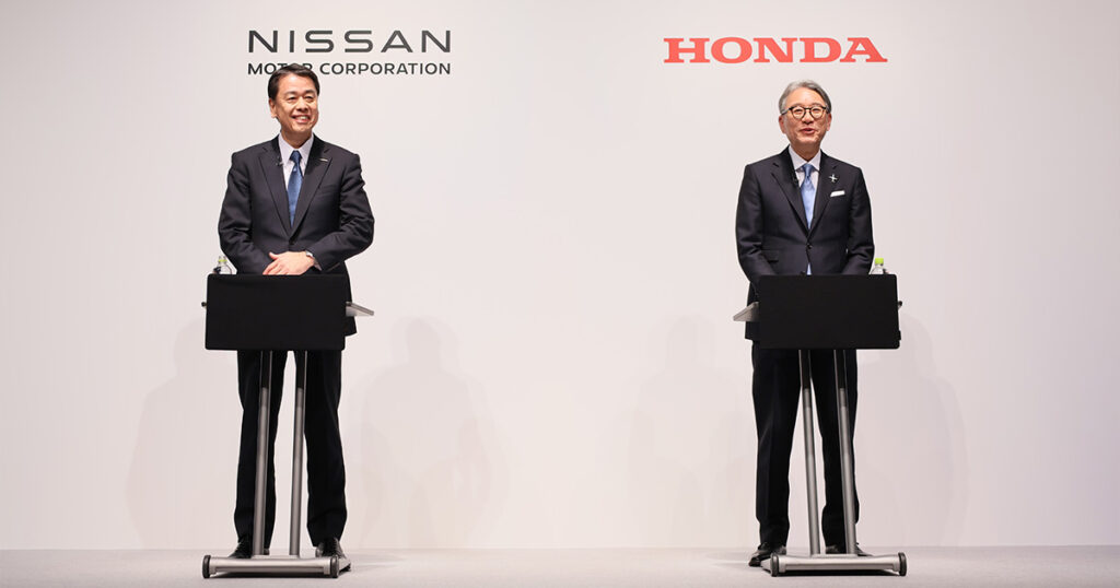 Nissan's Makota Uchida (left) and Honda's Toshiro Mibe announce their collaboration.  
