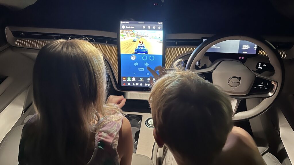 Volvo EX90 screens