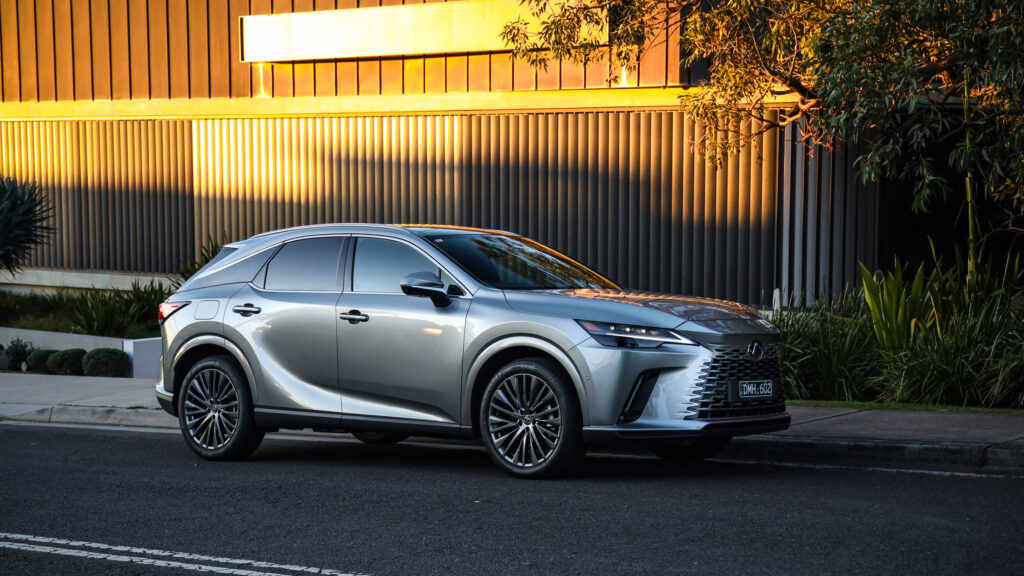 Lexus RX450h+.
