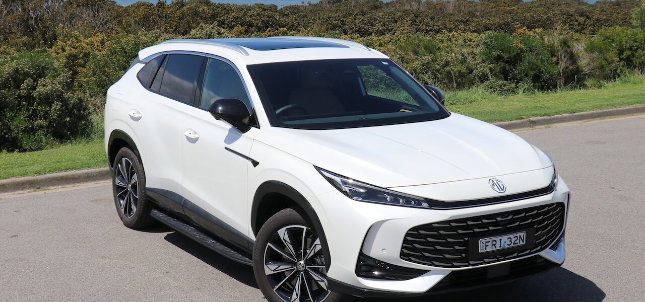 2025 MG HS Super Hybrid Essence.