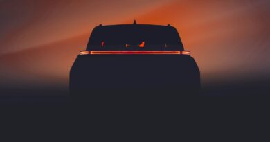 2027 Toyota Kluger tease.