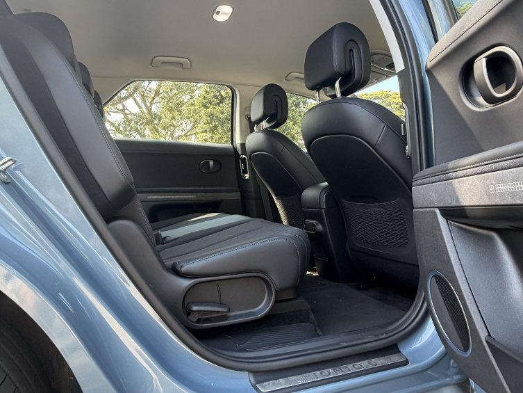 Hyundai Ioniq 5 Base backseat