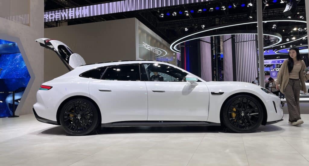 SAIC Z7T shooting brake (absolutely not a Porsche Taycan) at the 2026 Beijing auto show
