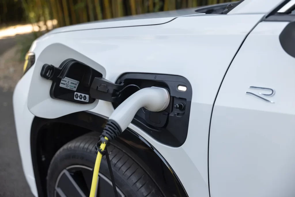 2026 VW Tayron R-Line charging