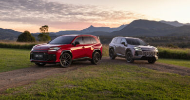 2026 Toyota RAV4 PHEV GR Sport (left) and XSE.