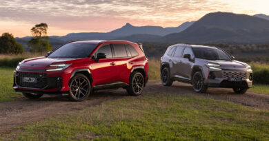 2026 Toyota RAV4 PHEV GR Sport (left) and XSE.