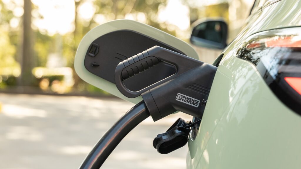 Plug. 2026 Geely EX2.