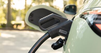 Plug. 2026 Geely EX2.